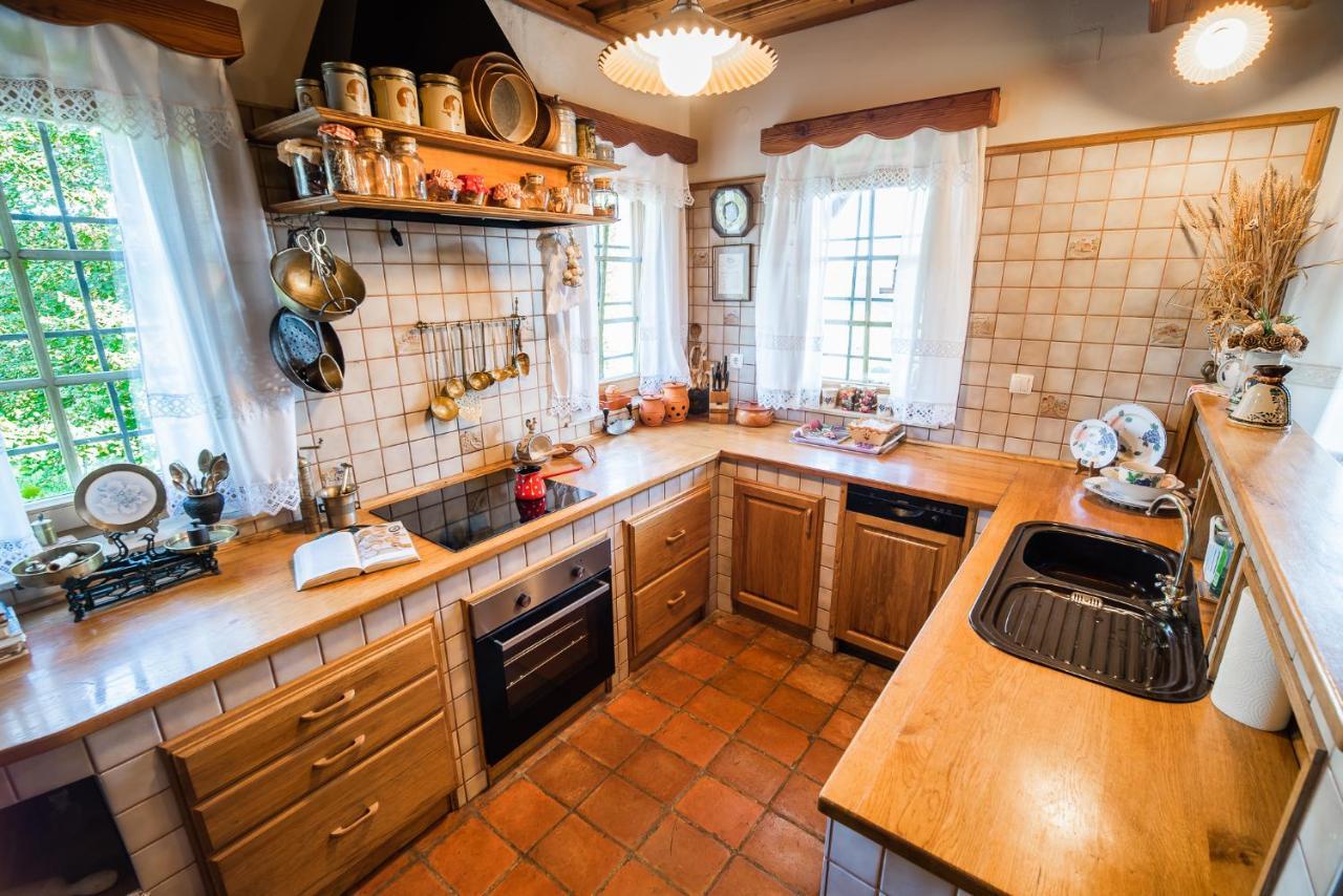 Authentic Countryside Villa With Hot Tub Veliki Kamen Esterno foto