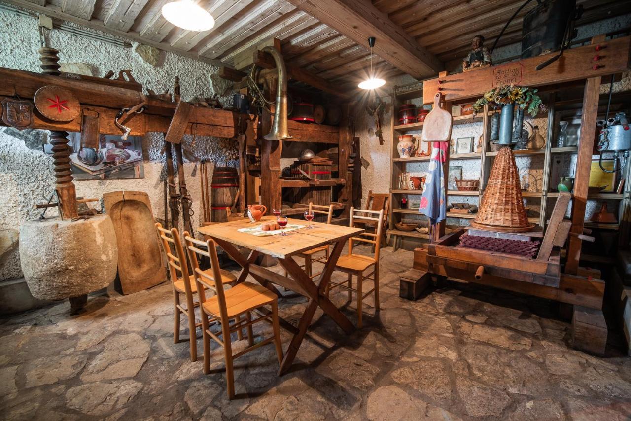 Authentic Countryside Villa With Hot Tub Veliki Kamen Esterno foto